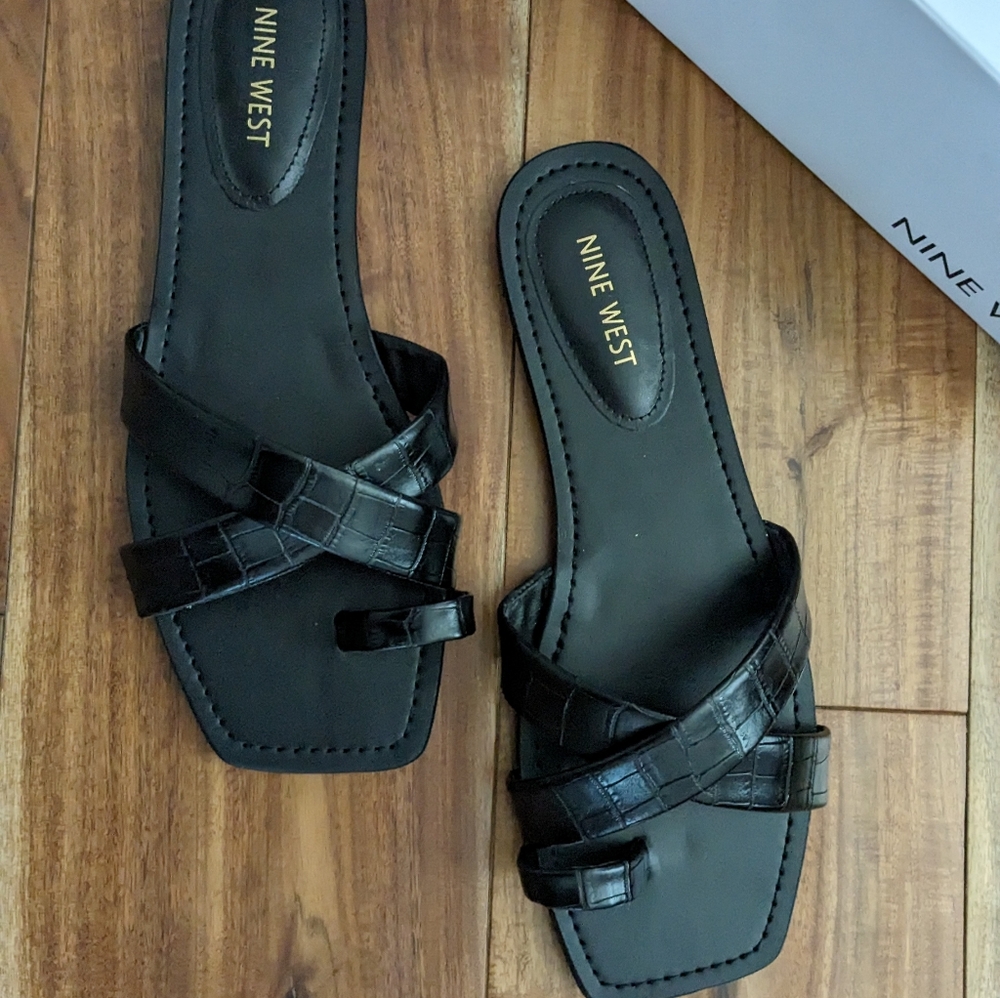 Nine West Dotty 3 Crock Embossed Sandals Size 9 1/2 New in Box ❤️